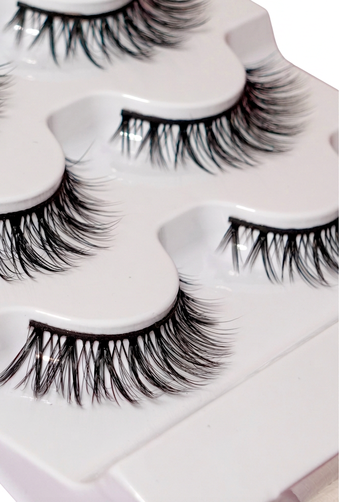 Boîte faux cils + 5 franges